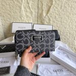 جزدان حجم وسط من ماركة GUESS